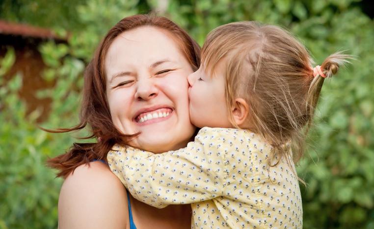 الإنجاب يدفع شبح الزهايمر عن النساء