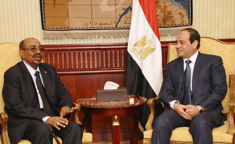 الرئيس المصري عبدالفتاح السيسي في لقاء سابق مع نظيره السوداني عمر البشير