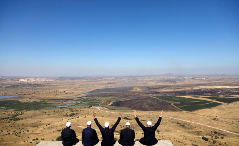 دروز إسرائيليون ينظرون إلى أفق منطقة الجولان