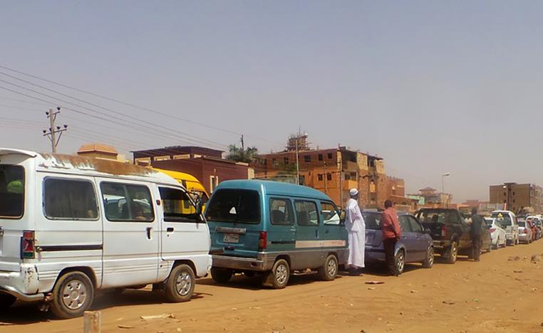 طوابير طويلة أمام محطات التزود بالوقود