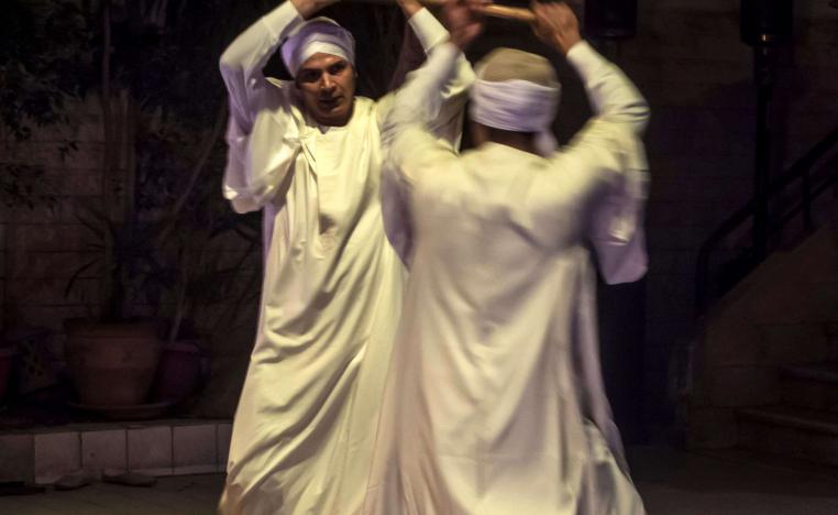 راقصون مصريون يؤدون رقصة التحطيب