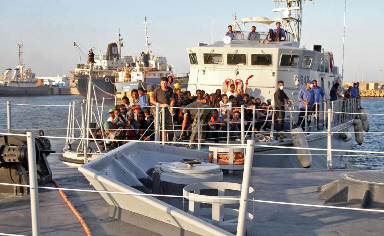 سفينة تقل مهاجرين في احدى الموانئ الليبية