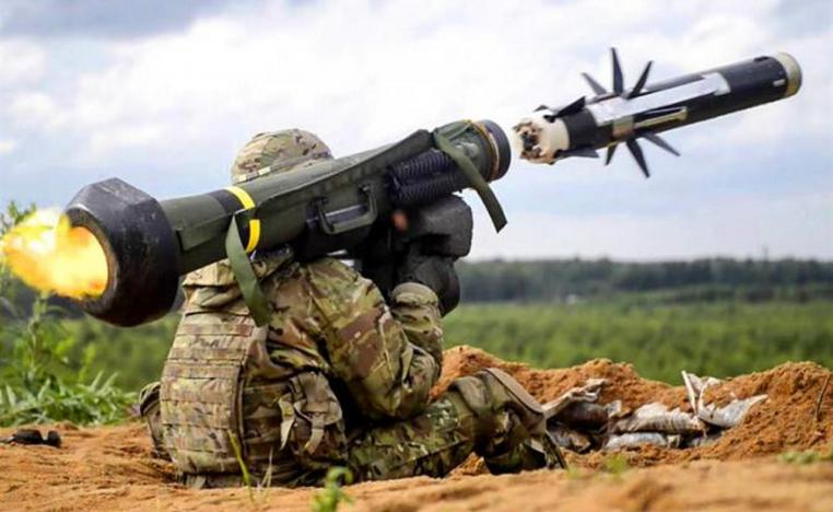 أحد مقاتلي حزب الله يطلق قذائف باتجاه موقع للمعارضة السورية