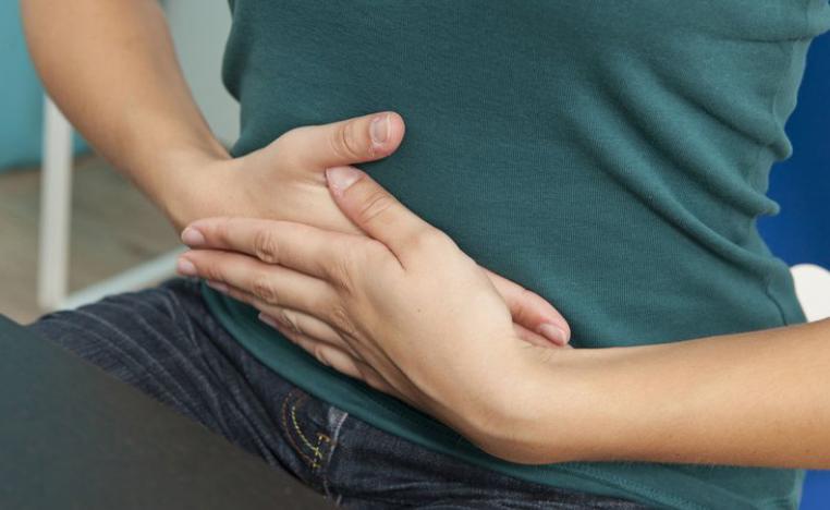 مرأة تضع يدها على رحمها