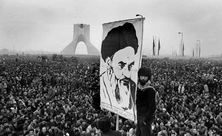 تظاهرة إيرانية ضد الشاه عام 1978 ترفع صورة الخميني