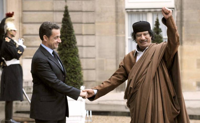  نيكولا ساركوزي مع الزعيم الليبي  معمر القذافي