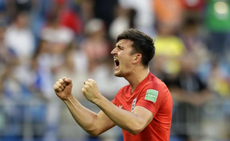 هاري ماغواير يحتفل بالتسجيل في لقاء المونديال مع السويد