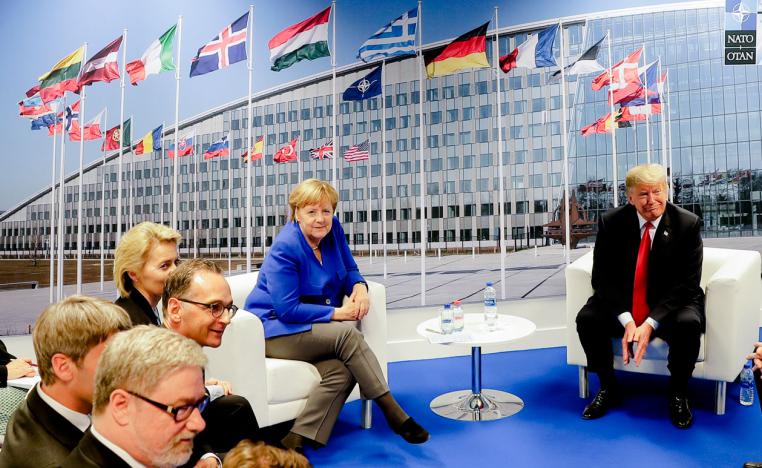 الرئيس الأميركي دونالد ترامب في اجتماع مع المستشارة الألمانية أنغيلا ميركل بعد خلافات حادة