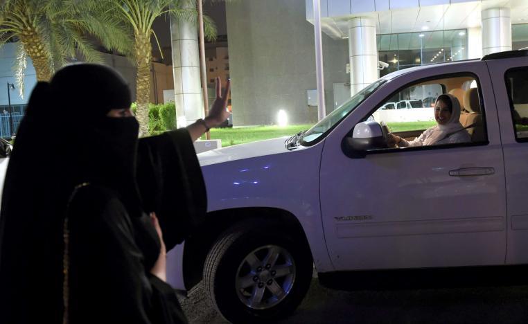 سعوديات يتبادلن التحية وشارات النصر بعد السماح للمرأة بقيادة السيارة في السعودية