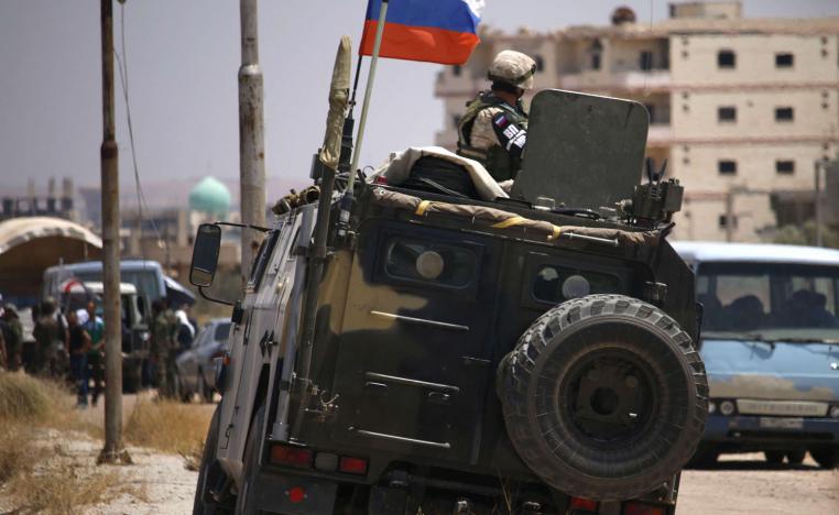 جندي روسي على حافلة مدرعة بالقرب من مدينة درعا
