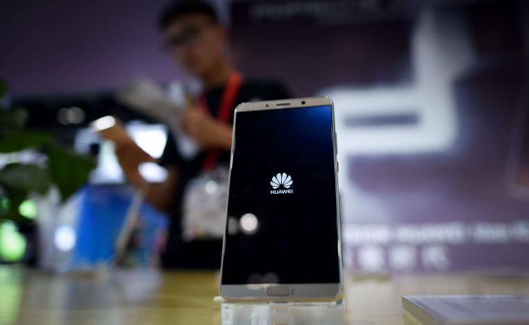 هاتف من هواوي معروض في بكين