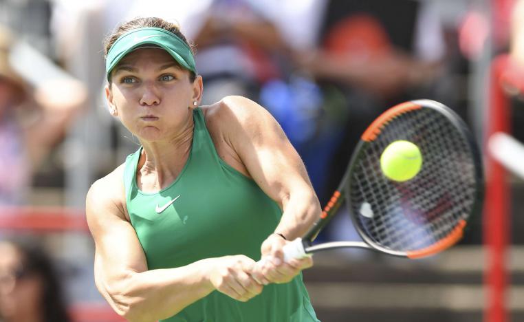 الرومانية سيمونا هاليب ترد الكرة في اللقاء مع الروسية أناستازيا بافليوتشينكوفا 