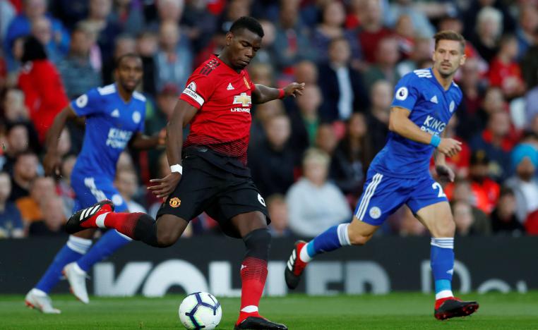 بول بوغبا يتابع الكرة ملاحقا بلاعبين من ليستر سيتي