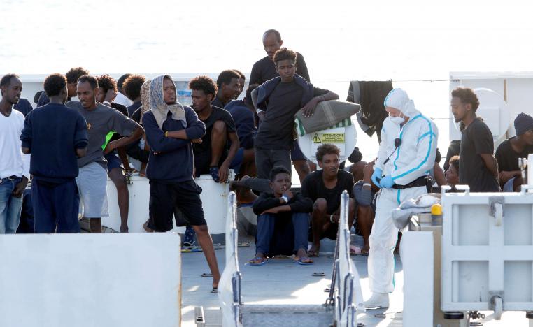 سفينة المهاجرين العالقة على سواحل إيطاليا