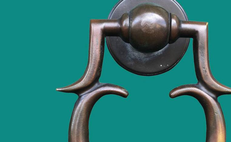 الشاعر العراقي كريم فوزي يبحث عن مدينة النحاس