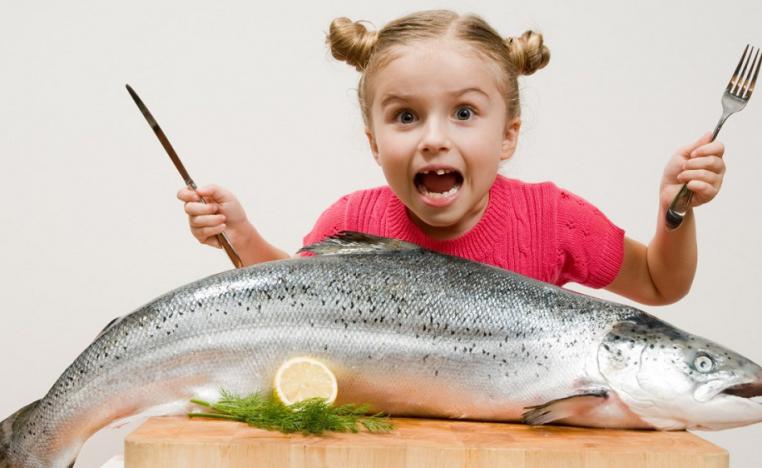 لماذا على الأمهات تشجيع الأطفال على تناول السمك!