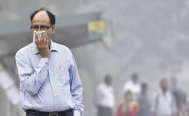 رجل يخطي فمه وانفه في مكان ملوث