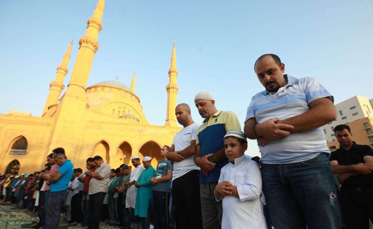 مصلون أمام جامع محمد الأمين ببيروت في أول أيام العيد