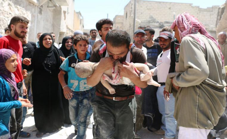 العشرات قتلوا في غارات على ادلب معظمهم من الأطفال