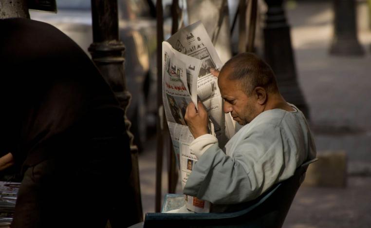 مصري يطالع صحيفة في حي الزمالك في القاهرة