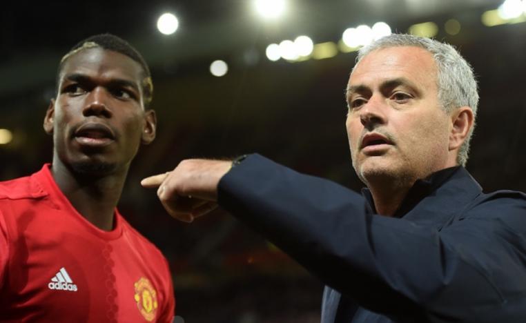  المدرب جوزيه مورينيو  يشير باصبعه الى بول بوغبا