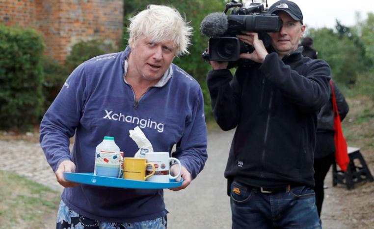 جونسون يحمل الشاي الى الصحافيين قبال منزله