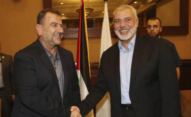 هنية يستقبل العاروري بعد عودته من القاهرة
