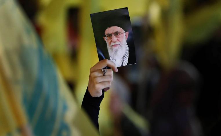 ناشطة في حزب الله ترفع صورة خامنئي في تجمع ببيروت