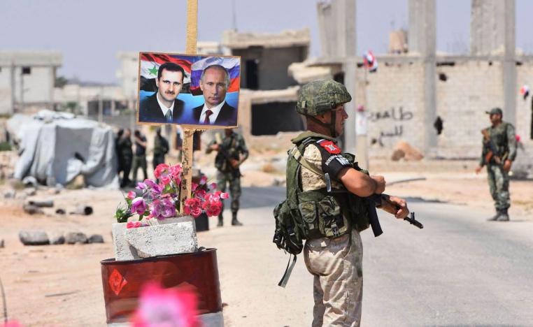 جنود سوريون وروس يحرسون نقطة عبور في أبو الظهور على حافة إدلب