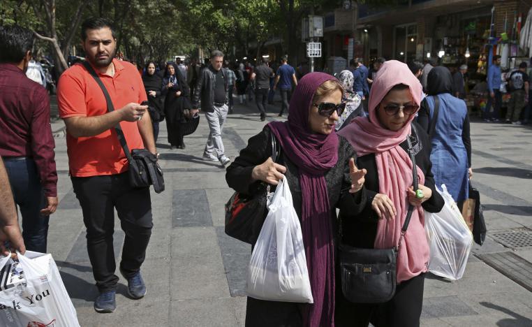الحياة تضيق على الايرانيين