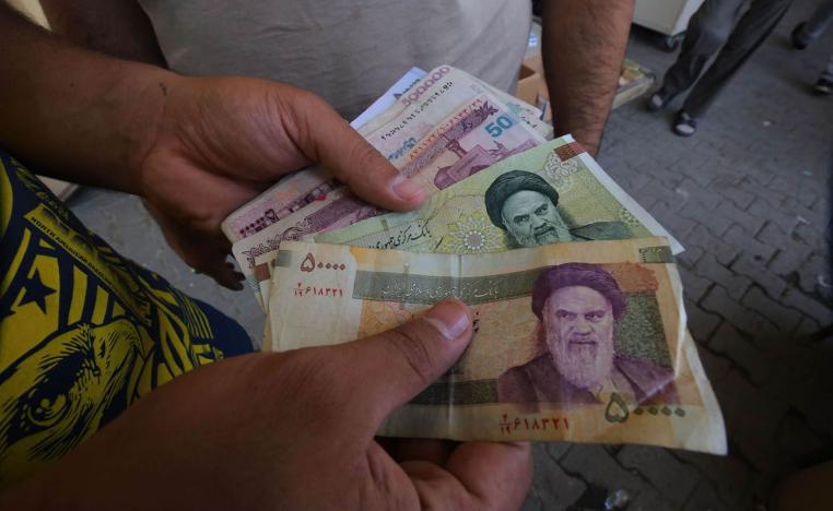 عراقيون يتداولون عملة إيرانية في شوارع بغداد