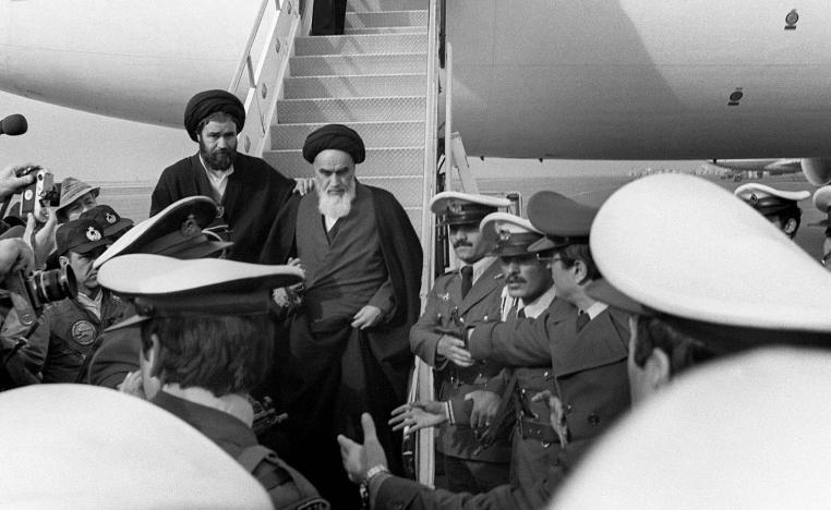 الخميني يوم عودته من فرنسا إلى طهران عام 1979