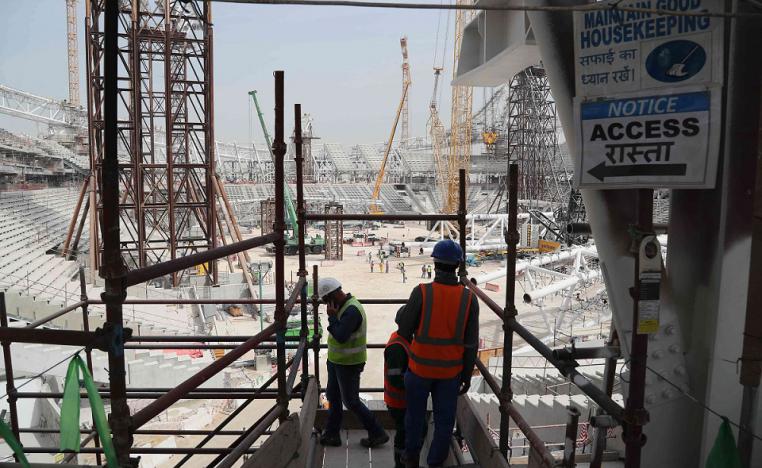 عمال اجانب بصدد العمل في موقع مشروع استاد الوكرة 