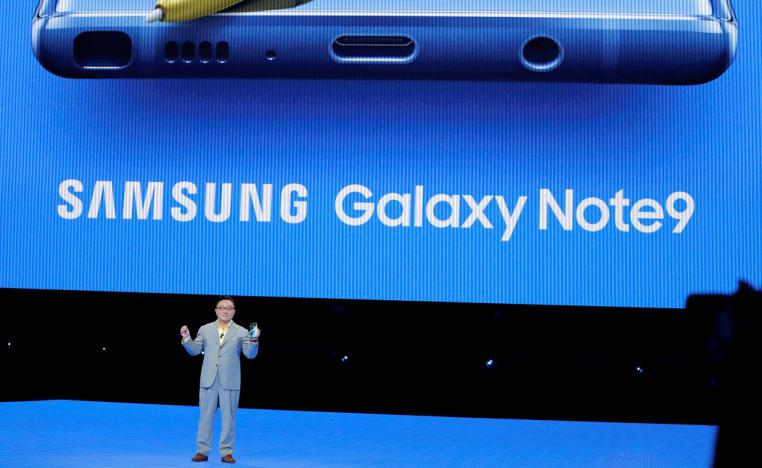 رئيس قسم الاتصالات في سامسونغ يقدم نوت 9