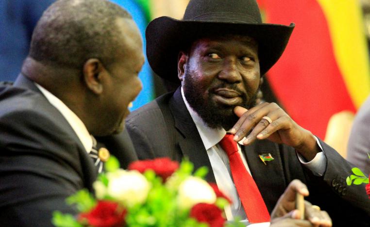 South Sudan's President Salva Kiir (R) talks to rebel leader Riek Machar.