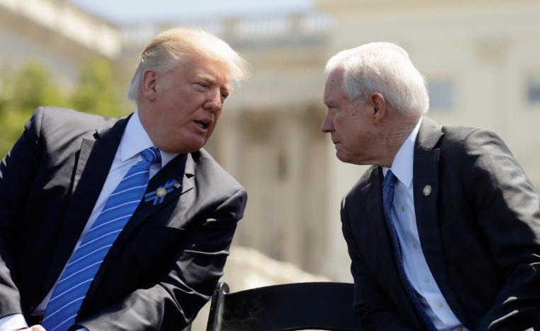 وزير العدل الأميركي جيف سيشنز مع الرئيس دونالد ترامب