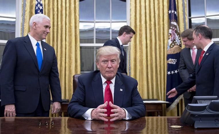 الرئيس الأميركي دونالد ترامب ونائبه مايك بنس وبعض معاونيه