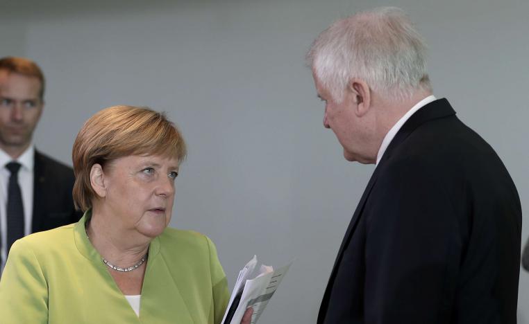 ميركل ووزير داخليتها