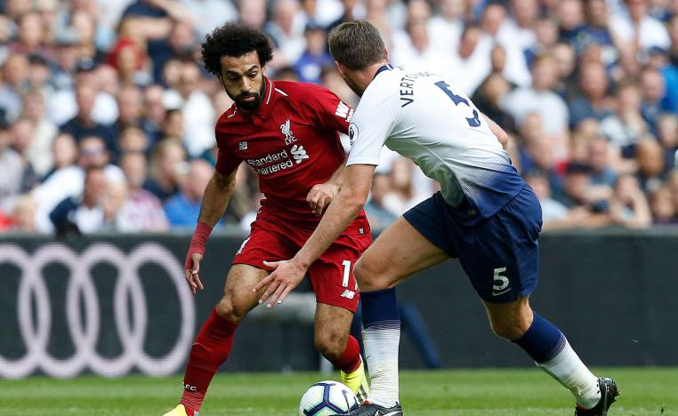 محمد صلاح يحاول مراوغة مدافع توتنهام هوتسبير البلجيكي خلال لقاء في الدوري الانكليزي