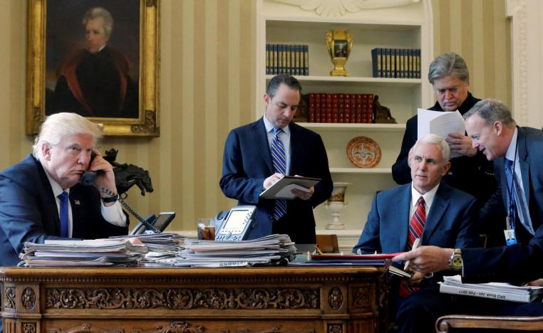 ستيف بانون والرئيس الأميكري دونالد ترامب ونائبه مايك بنس خلال اجتماع سابق بالبيت الأبيض