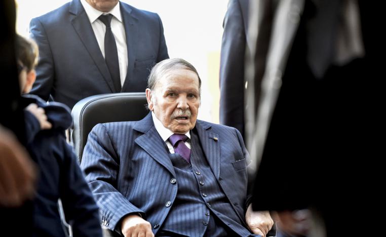 الرئيس الجزائري عبدالعزيز بوتفليقة يتنقل على كرسي متحرك منذ اصابته بجلطة دماغية في 2013