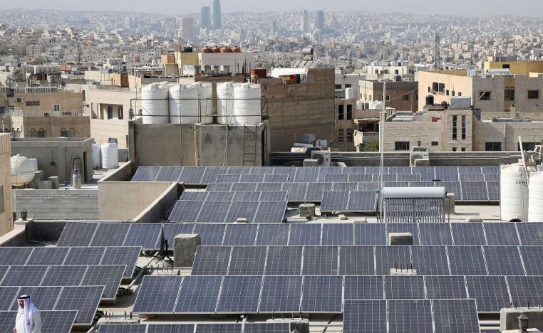 أسطح بالعاصمة عمان مغطات بألواح شمسية