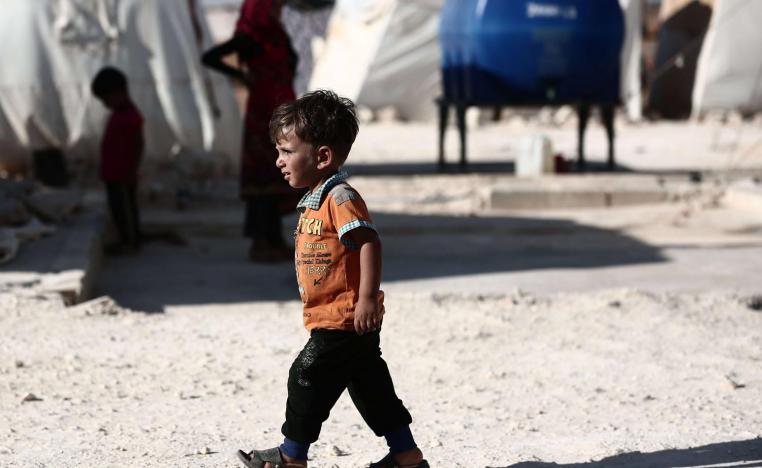 طفل سوري من المهجرين في منطقة تسيطر عليها المعارضة في إدلب