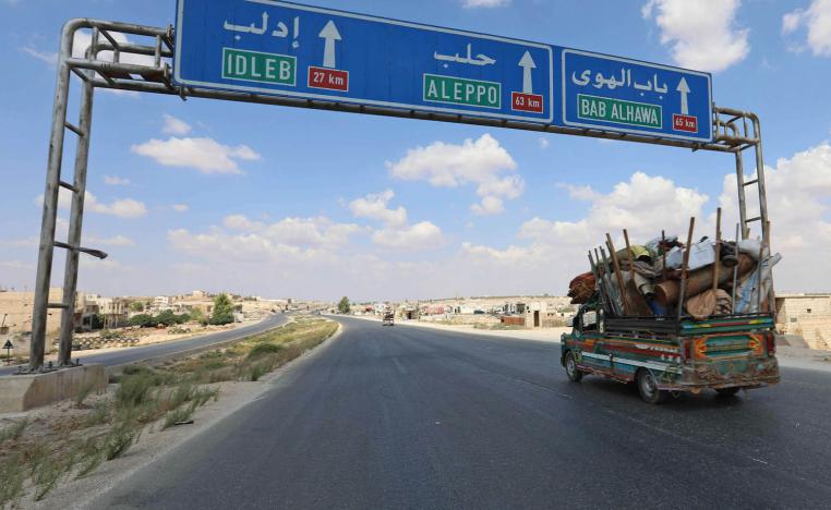 سوريون يفرون نحو تركيا مع اقتراب المعارك من إدلب