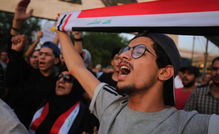 متظاهر عراقي يحتج على الحكومة والفساد في ساحة التحرير ببغداد