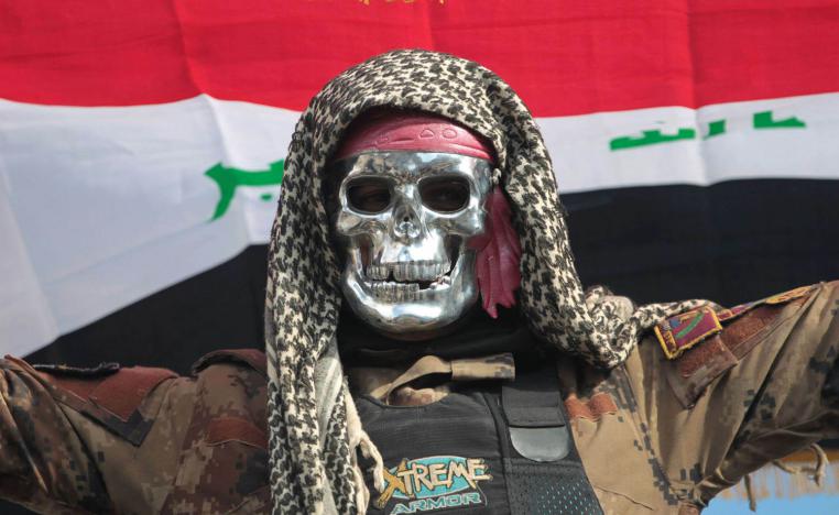 مقاتل عراقي يرتدي قناعا