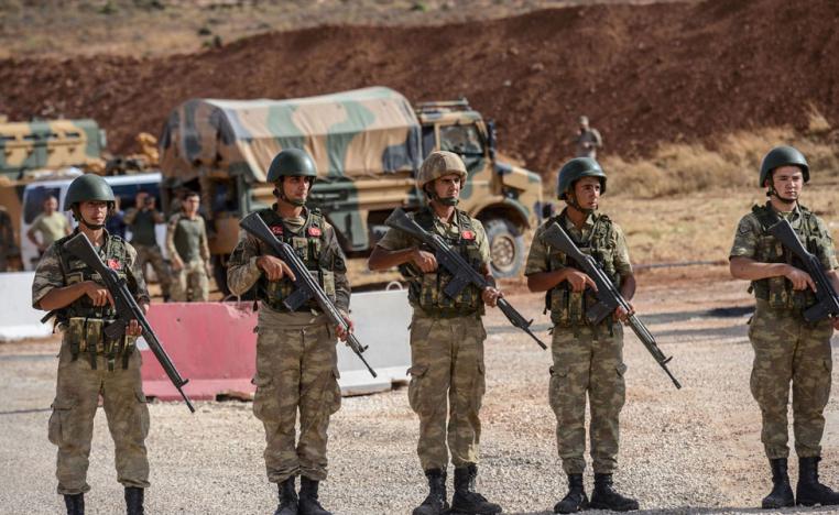 عناصر من القوات التركية تؤمن مرور شاحنات عسكرية إلى سوريا