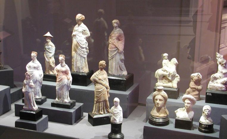 اهتموا باقتناء التحف الثمينة والمجوهرات النادرة