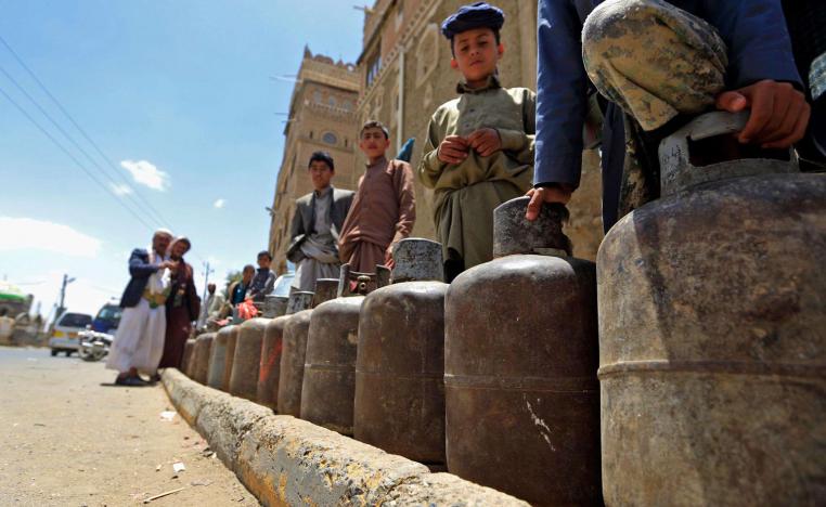 طابور من الاطفال في انتظار توزيع قناني غاز الطبخ في صنعاء