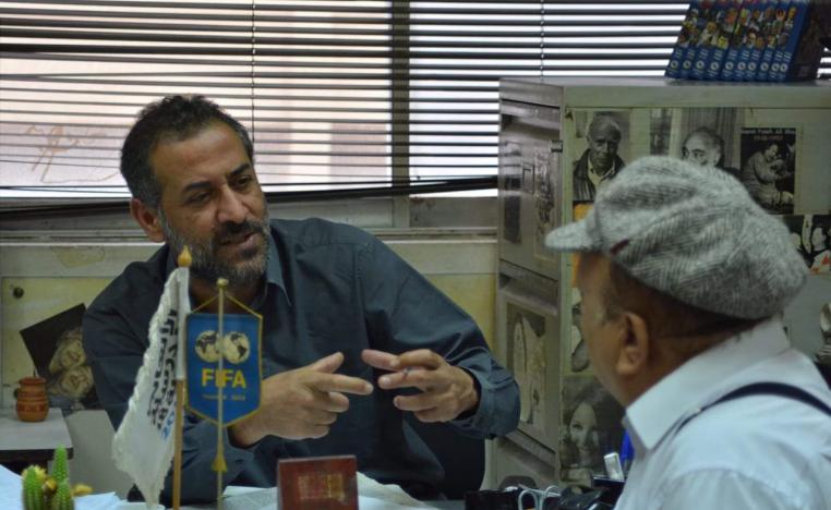 النجم السوري عبدالمنعم عمايري جالسا على مكتب خلال تجسيده دور صحافي رياضي في 'الاخر'